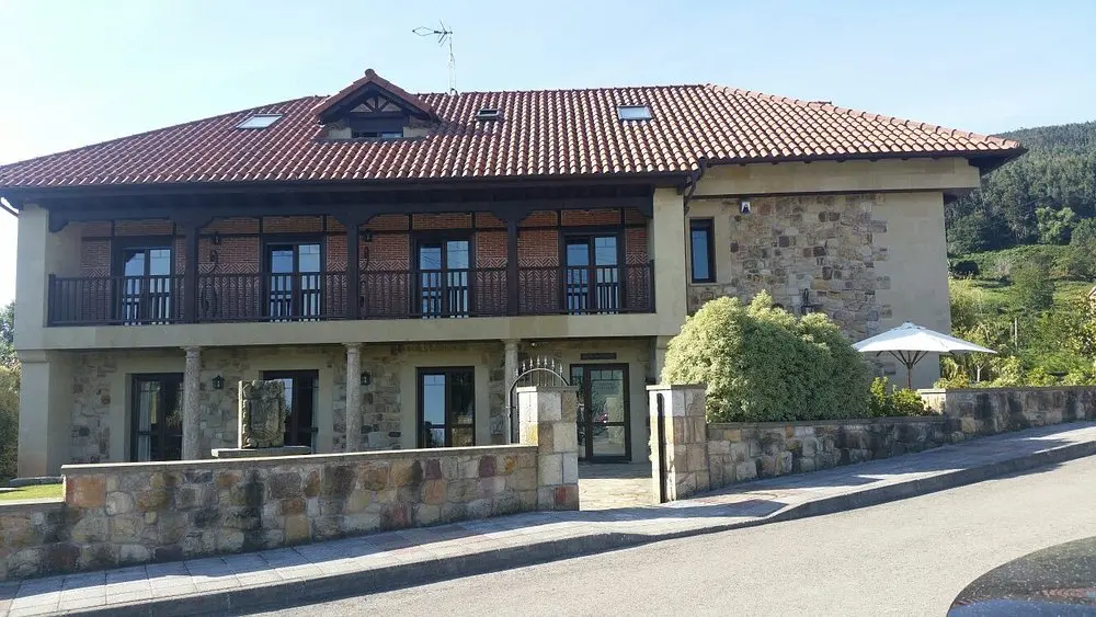 Fachada de piedra de la Hospedería Rural Santa Cruz