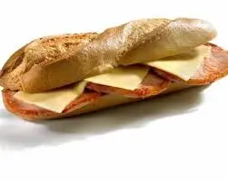 Bocadillo de lomo con queso